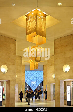 Das "Karussell du Louvre", ein Einkaufszentrum unter dem Louvre Museum, berühmt für seine Pyramide.  Paris, Frankreich. Stockfoto