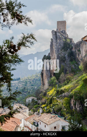 Schloss La Iruela befindet sich in der Sierra de Cazorla in der Region von Andalusien, Spanien. Die Burg-Posse einen Turm, der sich befindet ein Stockfoto