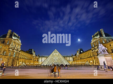 Das Louvre-Museum (Musée du Louvre) und seiner Glaspyramide (Architekt: I.M. Pei), Paris, Frankreich. Stockfoto