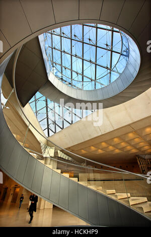 Am Haupteingang des Louvre-Museums unter dem berühmten Glas Pyramide. Paris, Frankreich. Stockfoto