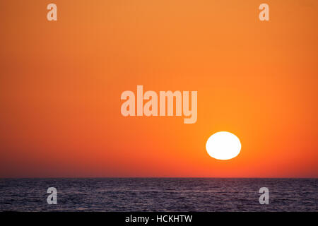 Landschaft, wo die Sonne im Meer versteckt ist. Stockfoto
