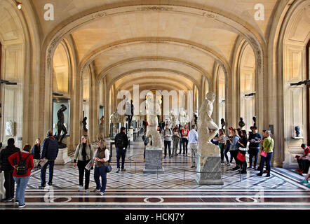 Eine der Hallen des Denon Flügels im Louvre (derjenige mit dem "sterbenden Sklaven" von Michelangelo) Skulptur gewidmet. Stockfoto