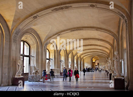 Eine der Hallen des Denon Flügels im Louvre Skulptur gewidmet. Paris, Frankreich. Stockfoto