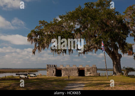 Die Kanonen und die Überreste des Magazins im Fort Frederica National Monument auf St. Simons Island in Georgia Stockfoto