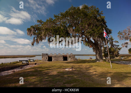 Die Kanonen und die Überreste des Magazins im Fort Frederica National Monument auf St. Simons Island in Georgia Stockfoto