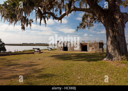 Die Kanonen und die Überreste des Magazins im Fort Frederica National Monument auf St. Simons Island in Georgia Stockfoto