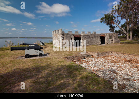 Die Kanonen und die Überreste des Magazins im Fort Frederica National Monument auf St. Simons Island in Georgia Stockfoto