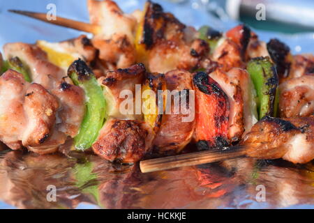 Leckere Hähnchen-Spieße auf Alufolie Stockfoto