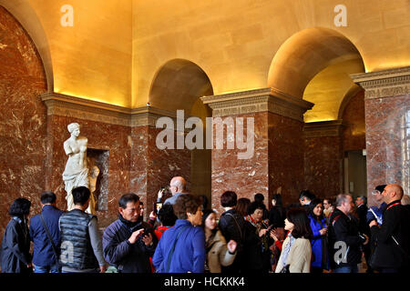 Besucher versammelten sich um die Aphrodite von Milos ("Venus de Milo"), Louvre-Museum, Paris, Frankreich. Stockfoto