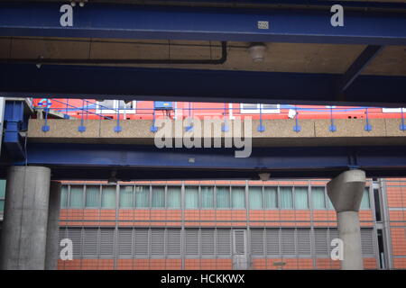 Blaue Brücke mit einem Zug vorbei; Ansicht von unten Stockfoto