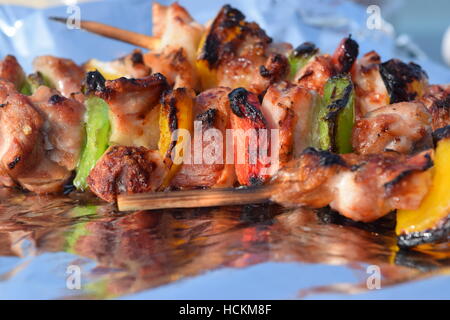 Geröstete Grill-Spieße auf einem Streifen von Alufolie Stockfoto