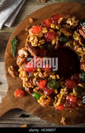 Hausgemachte festliche Früchtebrot mit Nüssen und Früchten Stockfoto