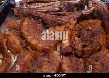 Frisch gebackene Arten von Fleisch auf ein Backblech Stockfoto