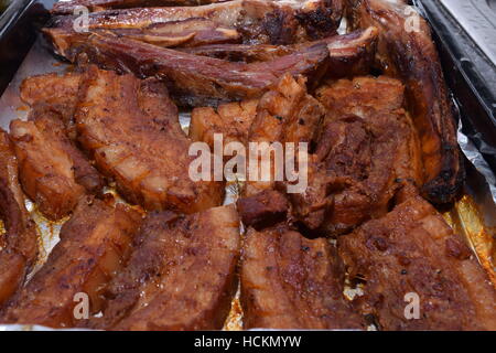 Verschiedene Auswahl an Fleisch auf ein Backblech frisch zubereitet Stockfoto