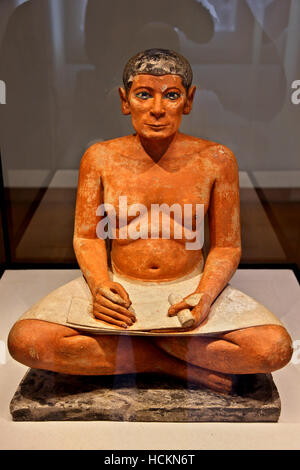 Die Skulptur der Schreiber sitzen oder hocken Schreiber, ein berühmtes Werk der altägyptischen Kunst, Louvre-Museum, Paris, Frankreich. Stockfoto