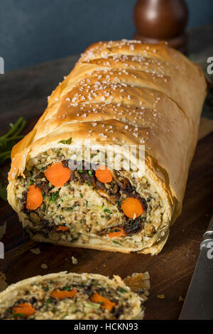 Hausgemachte Urlaub Vegan Wellington mit Karotten, Bohnen, Pilzen Stockfoto