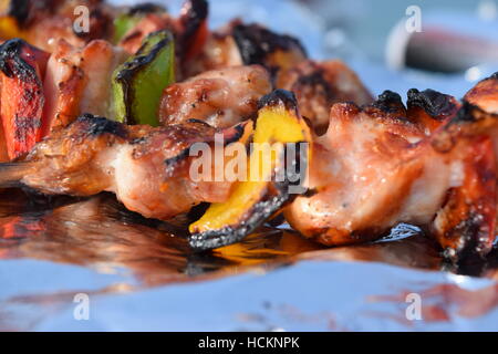 Nahaufnahme des Grill-Spieße auf Alufolie Stockfoto