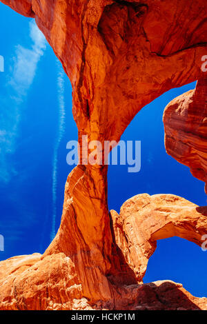 Doppelbogen ist ein Vogelschutznetz paar natürliche Bögen, eines der bekannteren Merkmale des Arches National Park in Utah, USA. Stockfoto