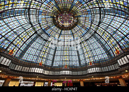 Die Kuppel im Restaurant Printemps, eines der berühmtesten Parisienne Shopping Center (seit 1894), Paris, Frankreich Stockfoto