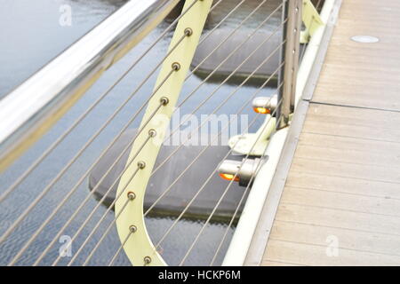 Rand einer modernen metallischen Brücke Stockfoto