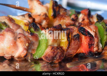 Schließen-Blick auf frisch gegrillte Spieße auf einer Alufolie Stockfoto