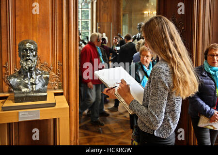 Frau skizzieren im Rodin-Museum, Saint-Germain, Paris, Frankreich Stockfoto