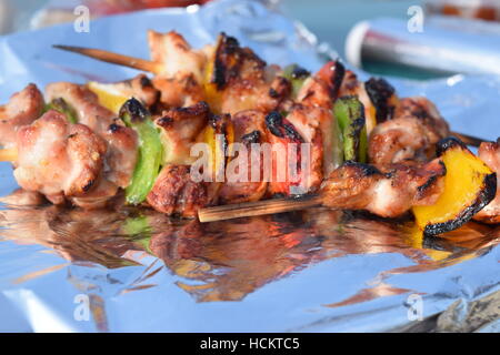 Gekochtes Hähnchen-Spieße mit Gemüse in Alufolie Stockfoto