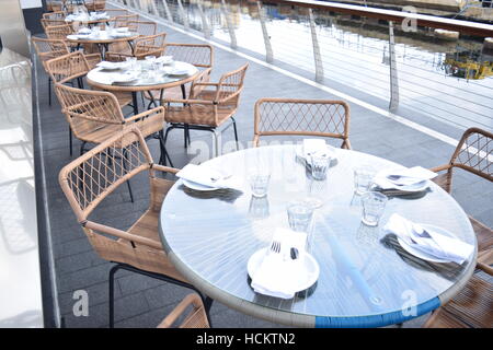 Lange Reihe von Tischen im Freien in einem Restaurant auf einer Brücke über dem Fluss Stockfoto