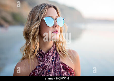 Frau mit Sonnenbrille Stockfoto