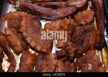 Frisch gekochte Sorten von Fleisch auf Alufolie auf einem Backblech Stockfoto