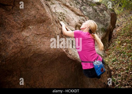 Alex Johnson Klettern in Schweden Wald in der Nähe von Sacré-Coeur Minnesota, 7. Oktober 2010. Stockfoto