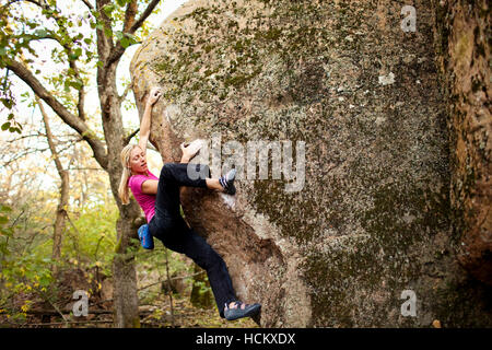 Alex Johnson Klettern in Schweden Wald in der Nähe von Sacré-Coeur Minnesota, 7. Oktober 2010. Stockfoto