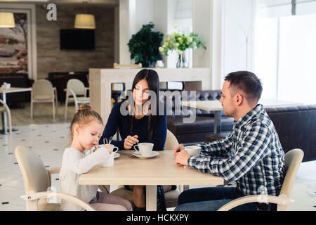 Familie zusammen am Tisch in einem Restaurant sitzen Stockfoto