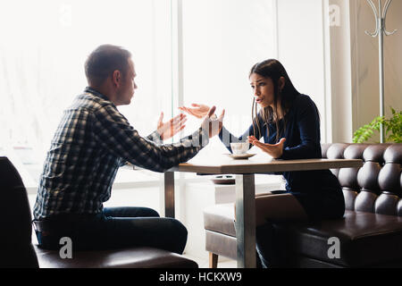Szene im Café - paar Konflikt Streit während des Mittagessens. Stockfoto