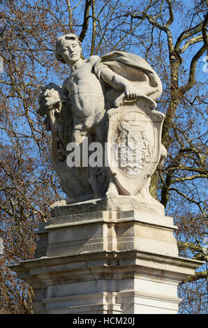 Canada Gate (Maroto Gate) ist Teil des Queen Victoria Memorial Scheme in London. Grüner Park. Statue Stockfoto