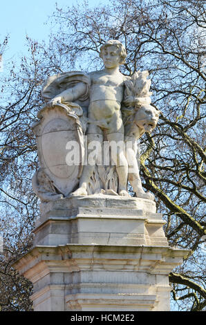 Canada Gate (Maroto Gate) ist Teil des Queen Victoria Memorial Scheme in London. Grüner Park. Statue Stockfoto