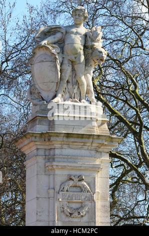 Canada Gate (Maroto Gate) ist Teil des Queen Victoria Memorial Scheme in London. Grüner Park. Statue Stockfoto