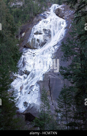 Gefrorenes Wasser auf Shannon Falls befindet sich in Shannon Falls Provincial Park in Squamish, British Columbia, Kanada. Stockfoto