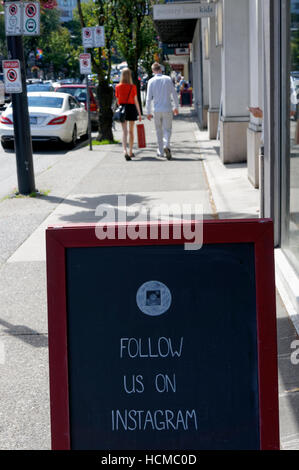 Folgen Sie uns auf Instagram Schild auf dem Bürgersteig, Granville Street Soouth, Vancouver, British Columbia, Kanada Stockfoto