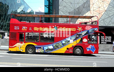 Melbourne-Sightseeing-Bus parkte in der Nähe von Federation Square Melbourne Victoria Australien Stockfoto