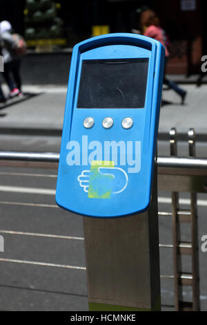 Blaue Myki Kartenscanner an Straßenbahnhaltestelle in Melbourne CBD Victoria Australien Stockfoto