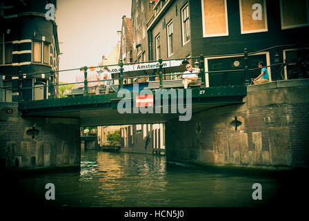 Brücke über den Kanal in Amsterdam Stockfoto