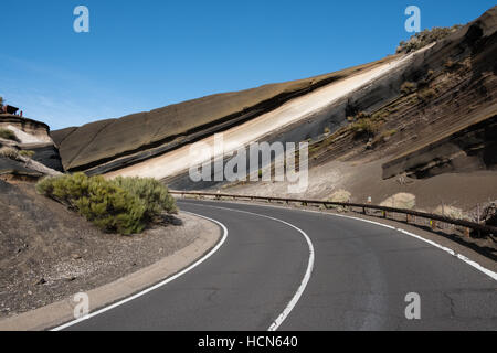 leere Straße in Berglandschaft - geschichtete Vulkangestein. La Negrita, Pico del Teide, Teneriffa - berühmte Kurve, gestreifter rock Stockfoto