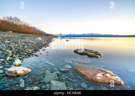 Stein-See mit Sonnenaufgang Hintergrund. Stockfoto