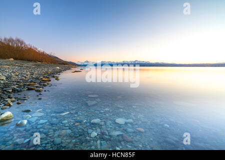 Stein-See mit Sonnenaufgang Hintergrund. Stockfoto