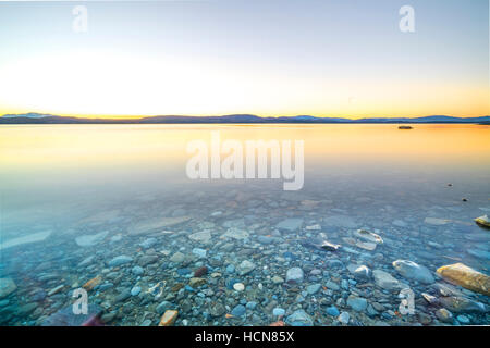 Stein-See mit Sonnenaufgang Hintergrund. Stockfoto