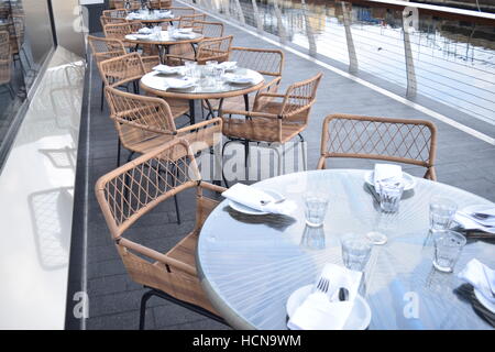 Lange Reihe von Café-Tische mit Blick auf den Fluss auf einer Brücke Stockfoto