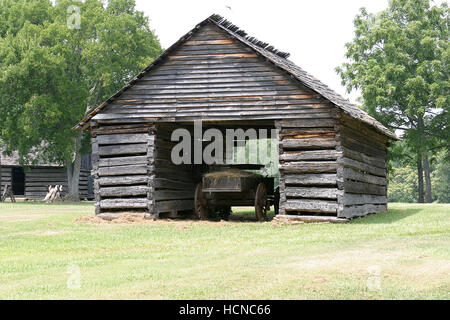 Behauenen Log Scheune Brattonsville Plantage in McConnells SC, in der Nähe von Rock Hill. Stockfoto