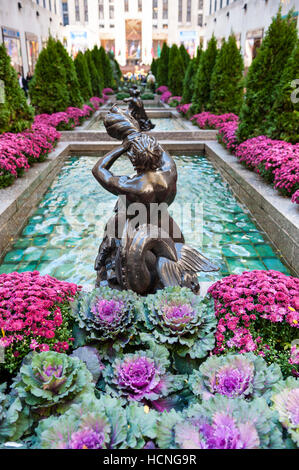 Statue von Triton sitzt auf einem Fisch, Rockefeller Center Channel Gardens detail im Sommer, New York City, New York, NY. Stockfoto