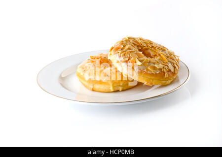Zwei Donut auf der Platte auf weißem Hintergrund Stockfoto